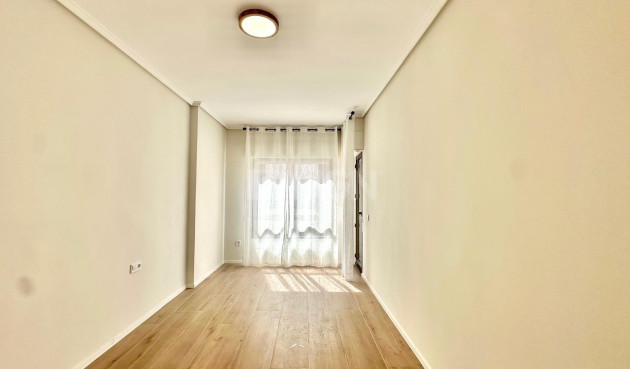 Odsprzedaż - Mieszkanie w bloku - Torrevieja - Centro