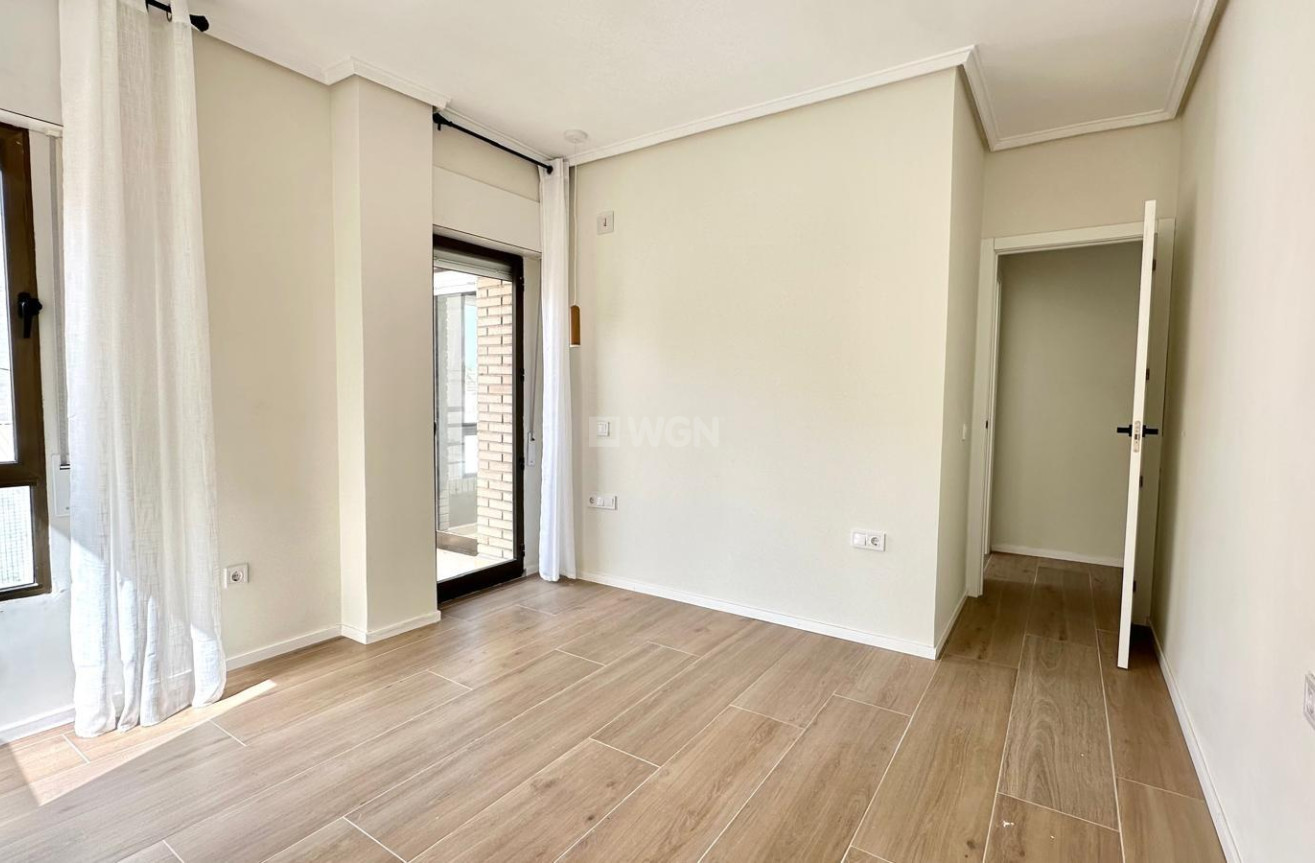 Odsprzedaż - Mieszkanie w bloku - Torrevieja - Centro