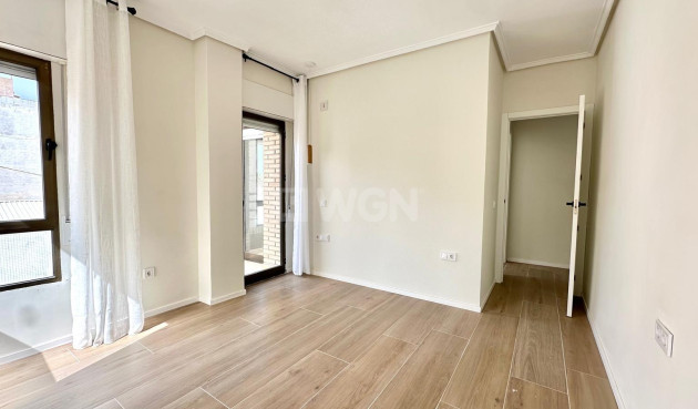 Odsprzedaż - Mieszkanie w bloku - Torrevieja - Centro