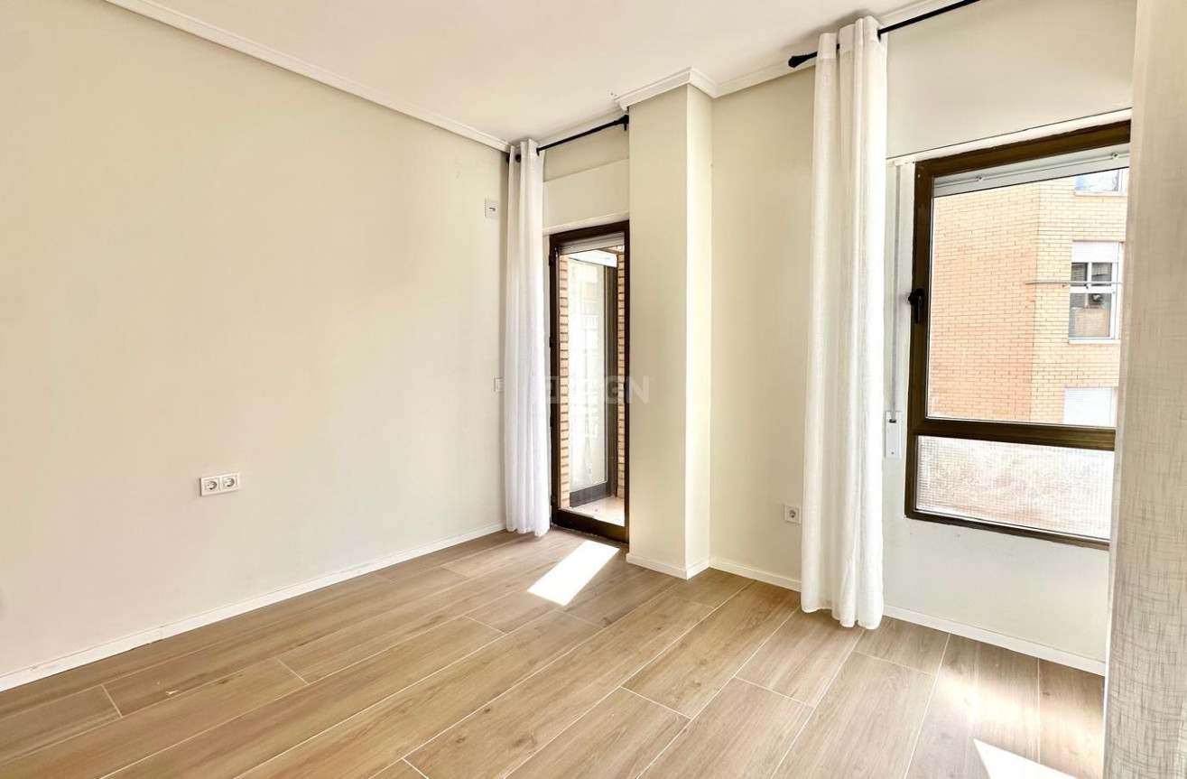 Odsprzedaż - Mieszkanie w bloku - Torrevieja - Centro
