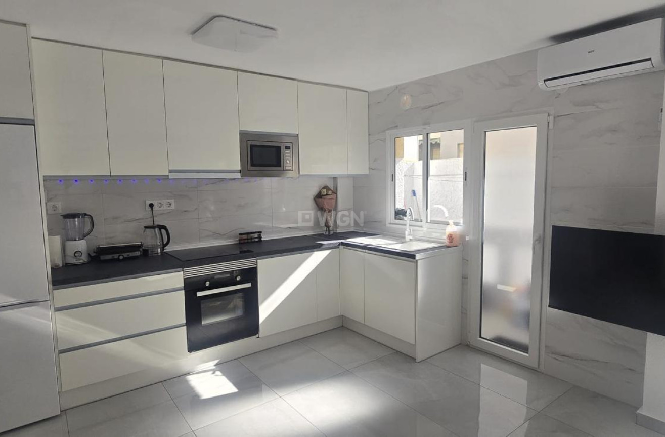 Odsprzedaż - Mieszkanie w bloku - Torrevieja - Acequion