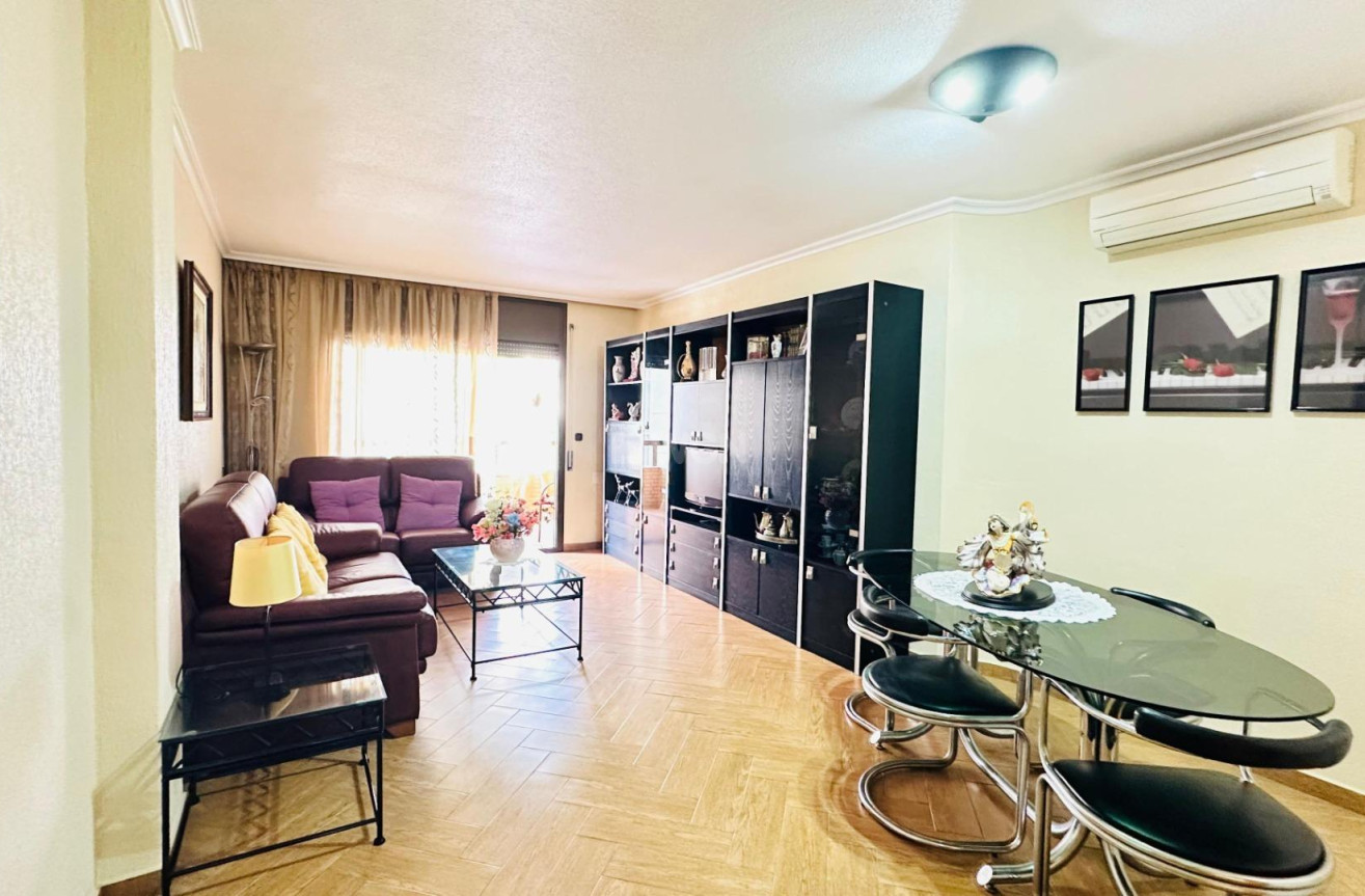 Odsprzedaż - Mieszkanie w bloku - Torrevieja - Centro