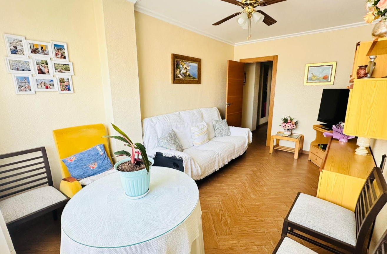 Odsprzedaż - Mieszkanie w bloku - Torrevieja - Centro