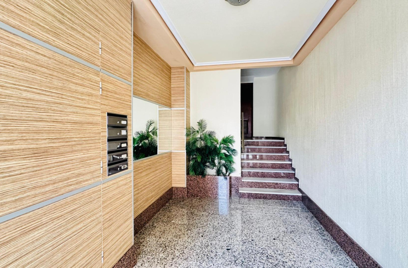 Odsprzedaż - Mieszkanie w bloku - Torrevieja - Centro