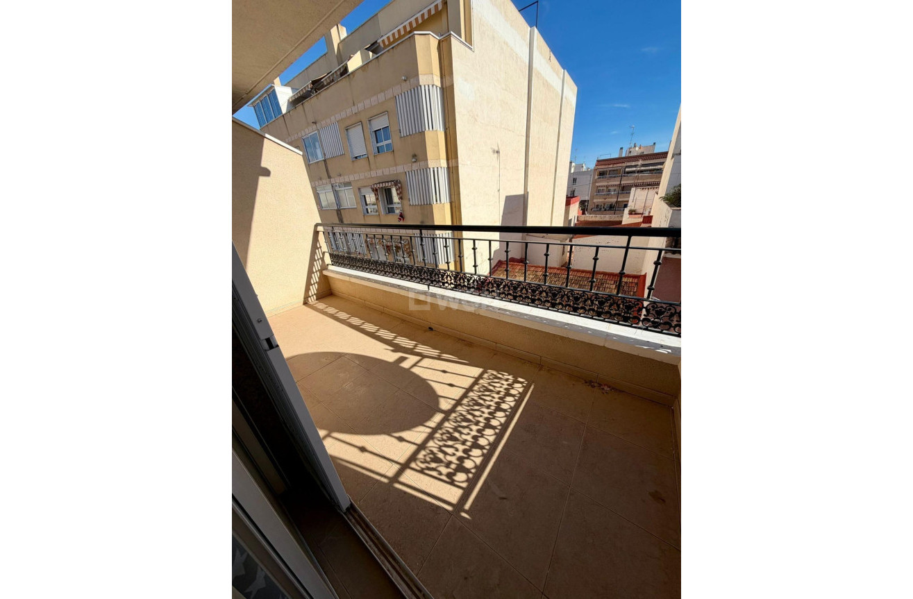 Odsprzedaż - Mieszkanie w bloku - Torrevieja - Centro