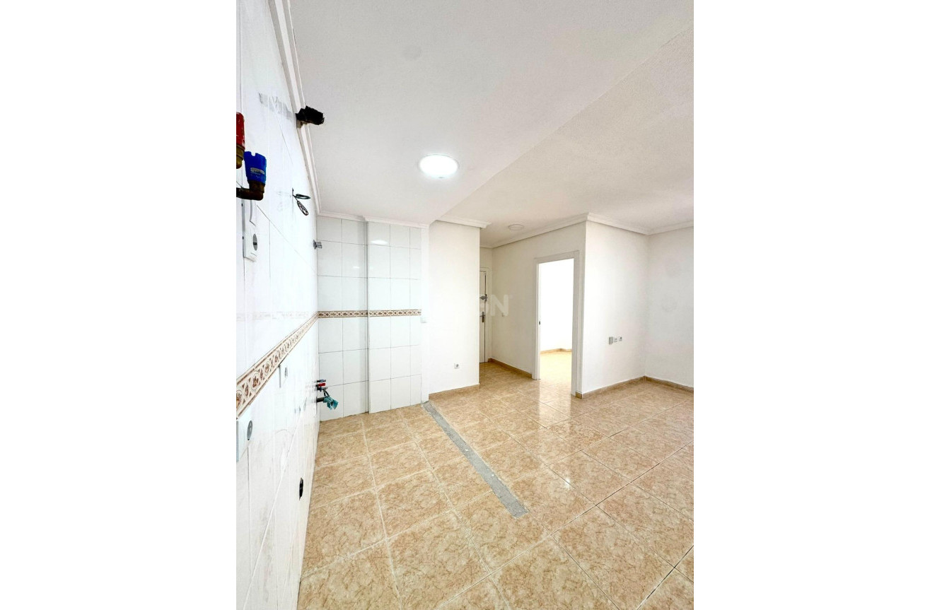 Odsprzedaż - Mieszkanie w bloku - Torrevieja - Centro