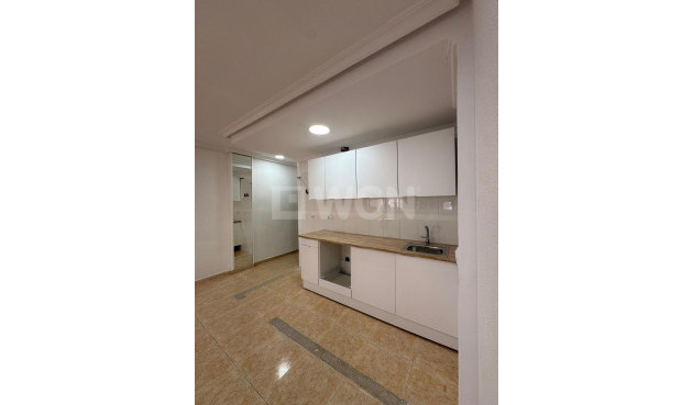 Odsprzedaż - Mieszkanie w bloku - Torrevieja - Centro