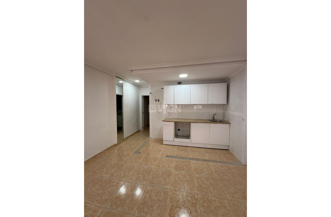 Odsprzedaż - Mieszkanie w bloku - Torrevieja - Centro