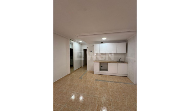 Odsprzedaż - Mieszkanie w bloku - Torrevieja - Centro
