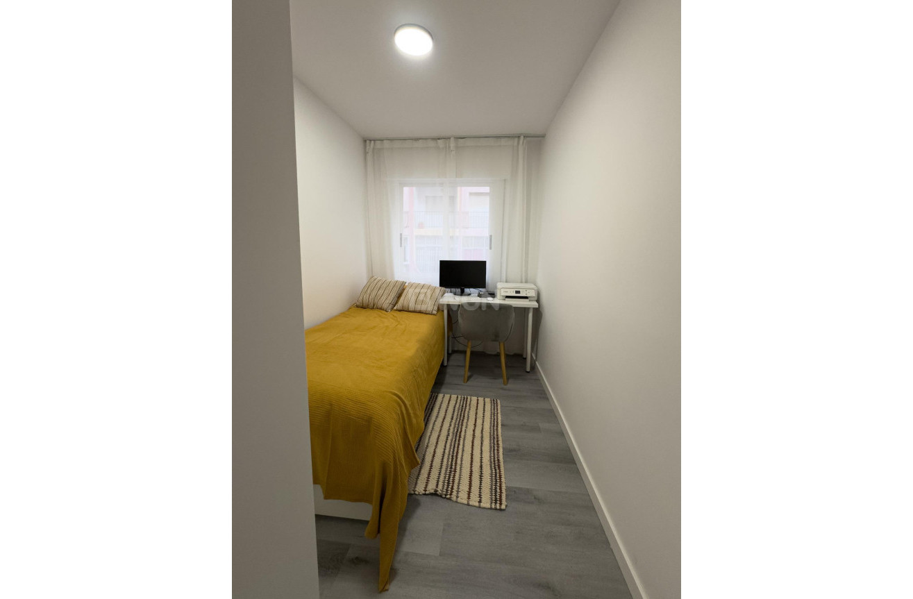 Odsprzedaż - Mieszkanie w bloku - Torrevieja - Centro