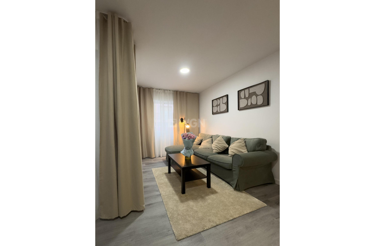 Odsprzedaż - Mieszkanie w bloku - Torrevieja - Centro
