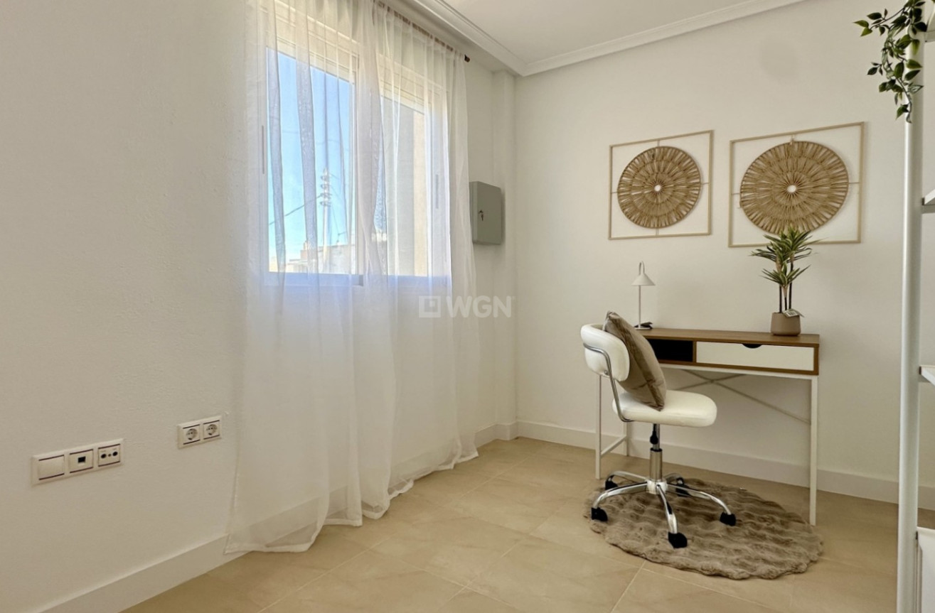 Odsprzedaż - Mieszkanie w bloku - Torrevieja - Costa Blanca