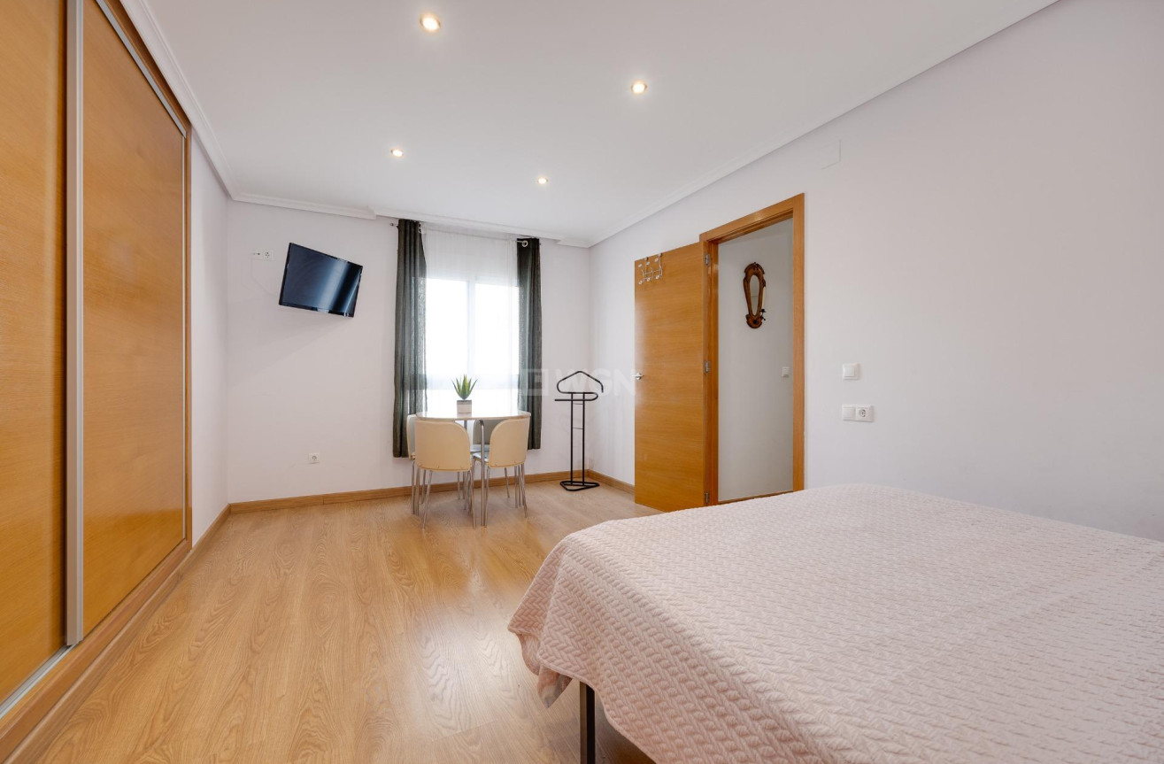 Odsprzedaż - Mieszkanie w bloku - Torrevieja - Centro