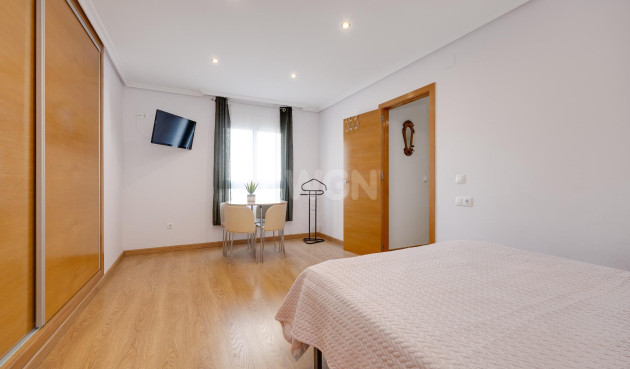 Odsprzedaż - Mieszkanie w bloku - Torrevieja - Centro