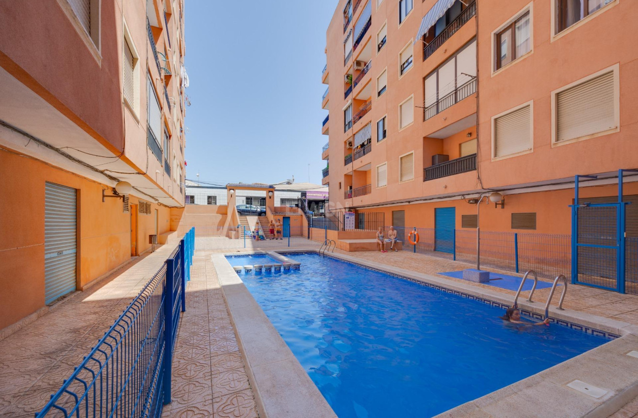 Odsprzedaż - Mieszkanie w bloku - Torrevieja - Centro