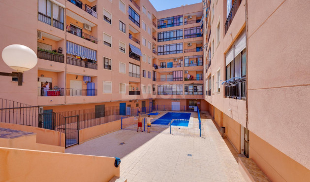 Odsprzedaż - Mieszkanie w bloku - Torrevieja - Centro