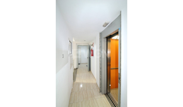 Odsprzedaż - Mieszkanie w bloku - Torrevieja - Centro