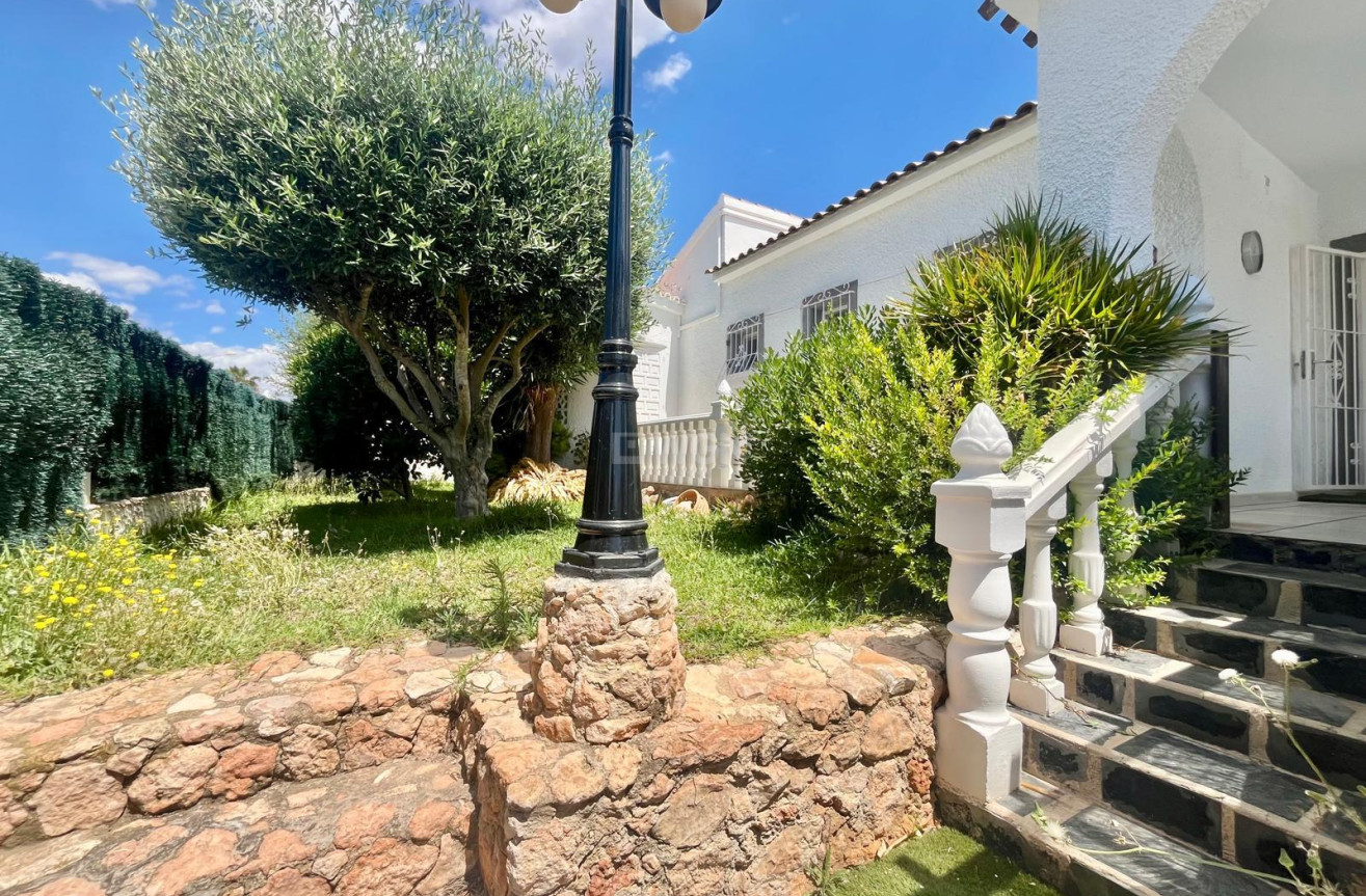 Odsprzedaż - Villa - Orihuela Costa - La Florida