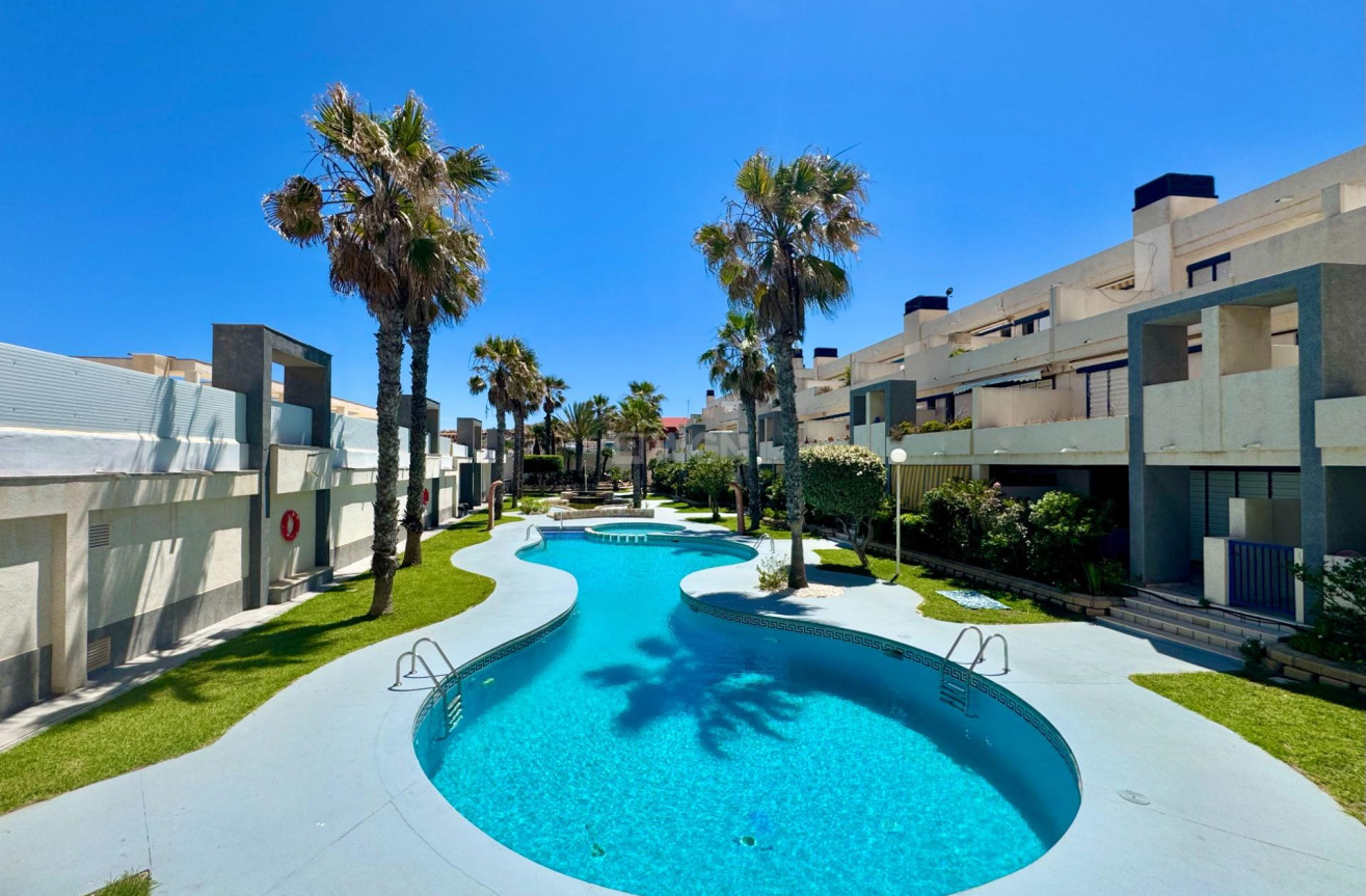 Odsprzedaż - Mieszkanie w bloku - Torrevieja - Torre La Mata