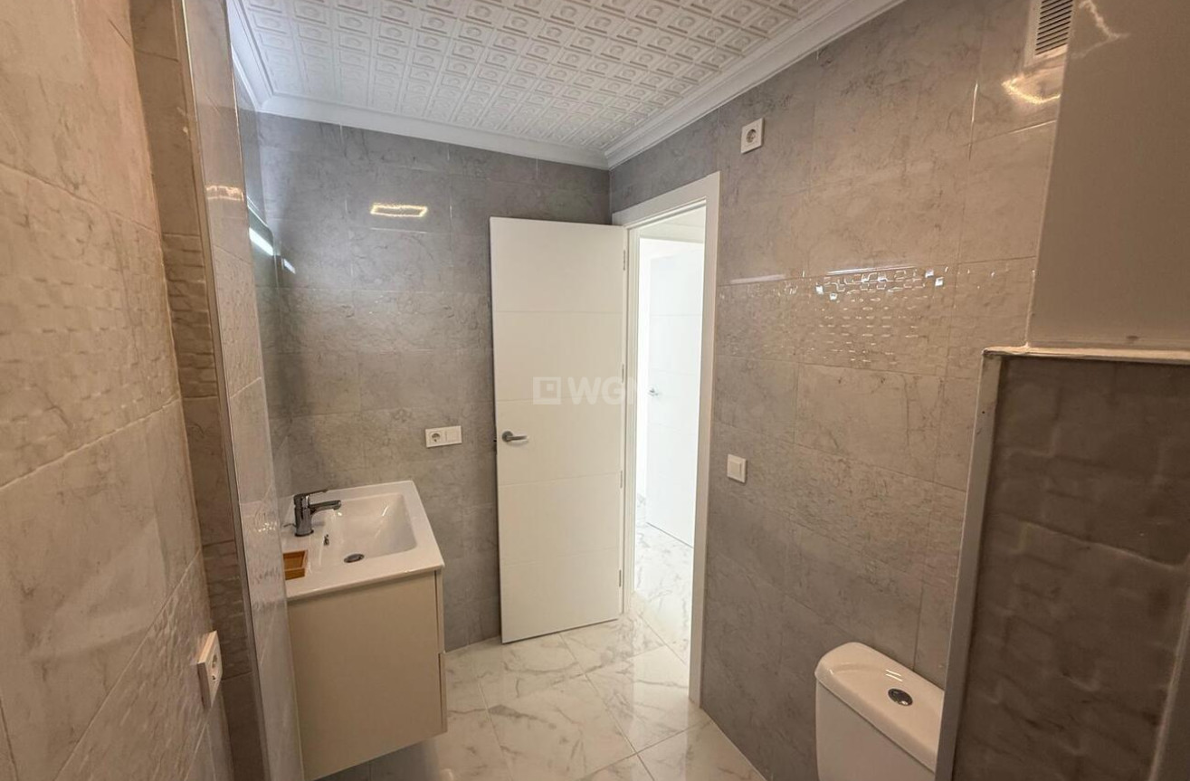 Odsprzedaż - Mieszkanie w bloku - Torrevieja - Playa del Acequión