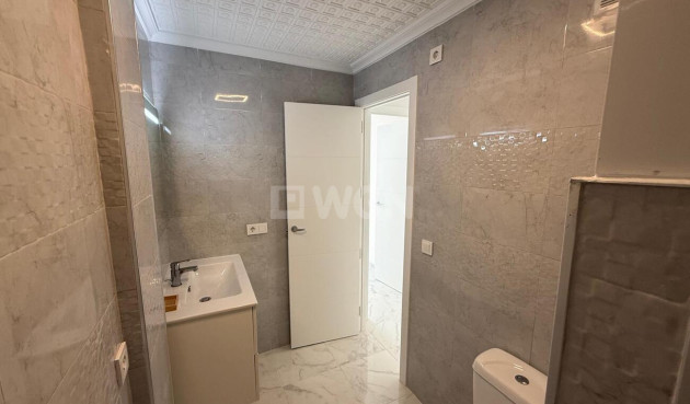 Odsprzedaż - Mieszkanie w bloku - Torrevieja - Playa del Acequión