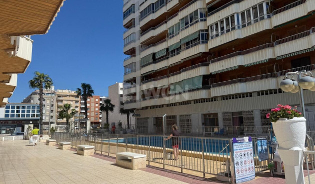 Odsprzedaż - Mieszkanie w bloku - Torrevieja - Playa del Acequión