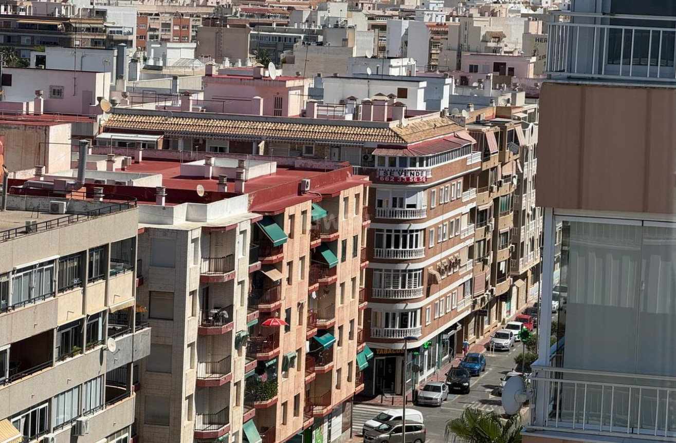 Odsprzedaż - Mieszkanie w bloku - Torrevieja - Playa del Acequión