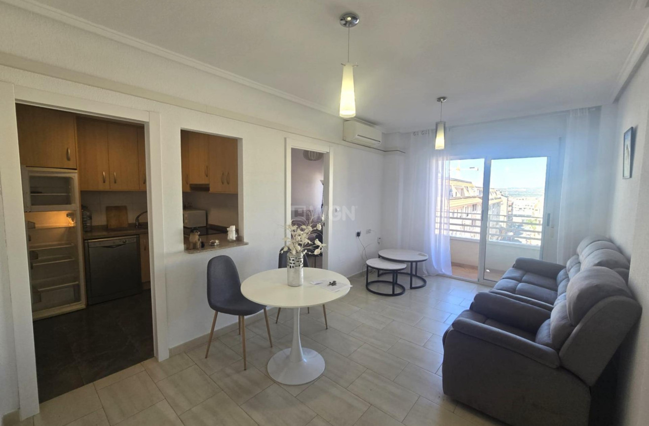 Odsprzedaż - Mieszkanie w bloku - Torrevieja - Centro