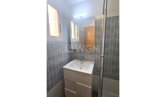 Odsprzedaż - Mieszkanie w bloku - Torrevieja - Centro