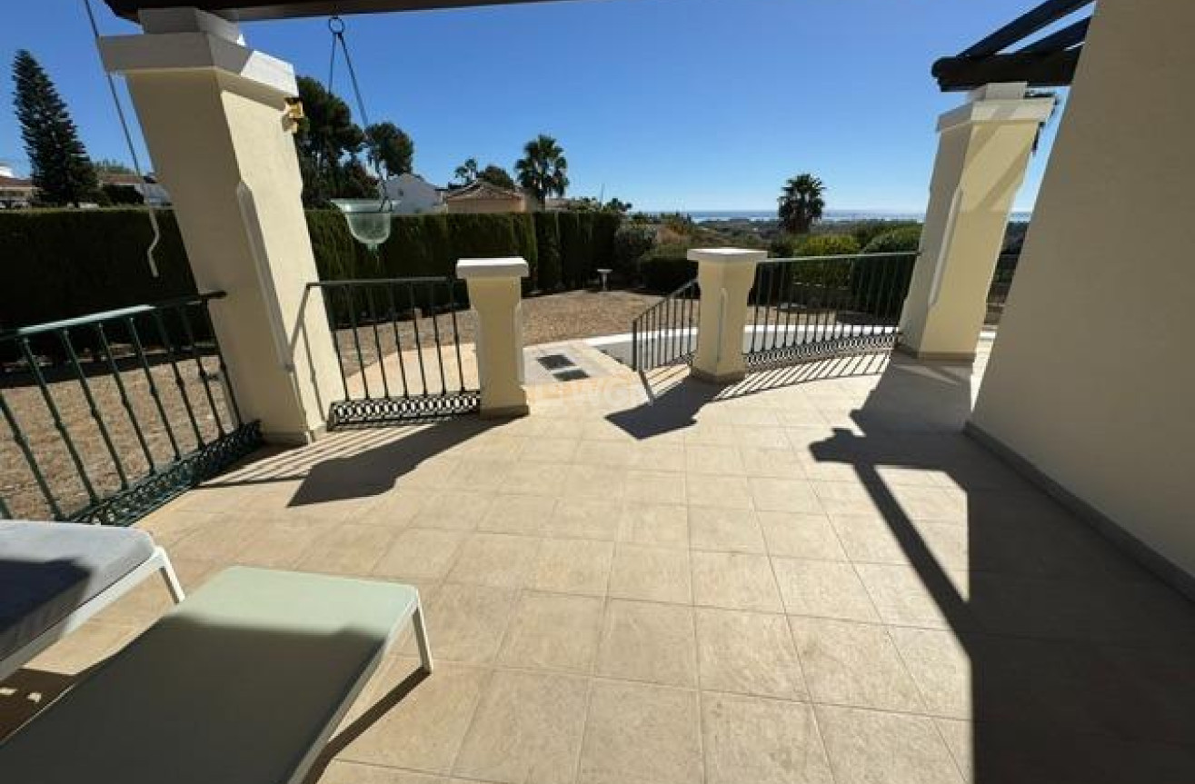 Odsprzedaż - Villa - Estepona - Las Lomas