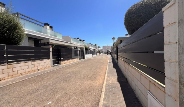 Odsprzedaż - Villa - Orihuela Costa - Lomas de Cabo Roig