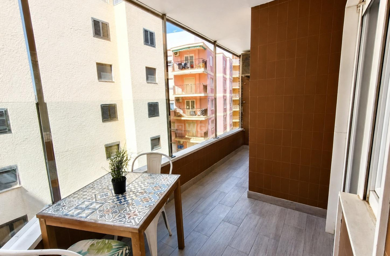 Odsprzedaż - Mieszkanie w bloku - Torrevieja - Playa del Cura