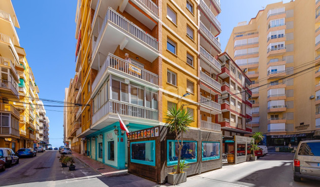 Odsprzedaż - Mieszkanie w bloku - Torrevieja - Playa del Cura