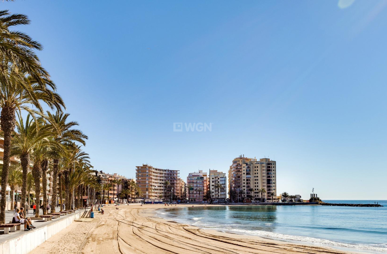 Odsprzedaż - Mieszkanie w bloku - Torrevieja - Playa del Cura