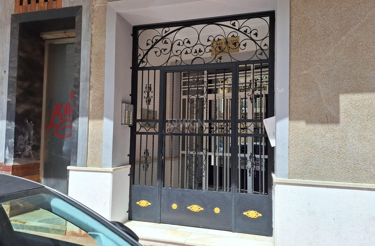 Odsprzedaż - Mieszkanie w bloku - Torrevieja - Playa de los Locos