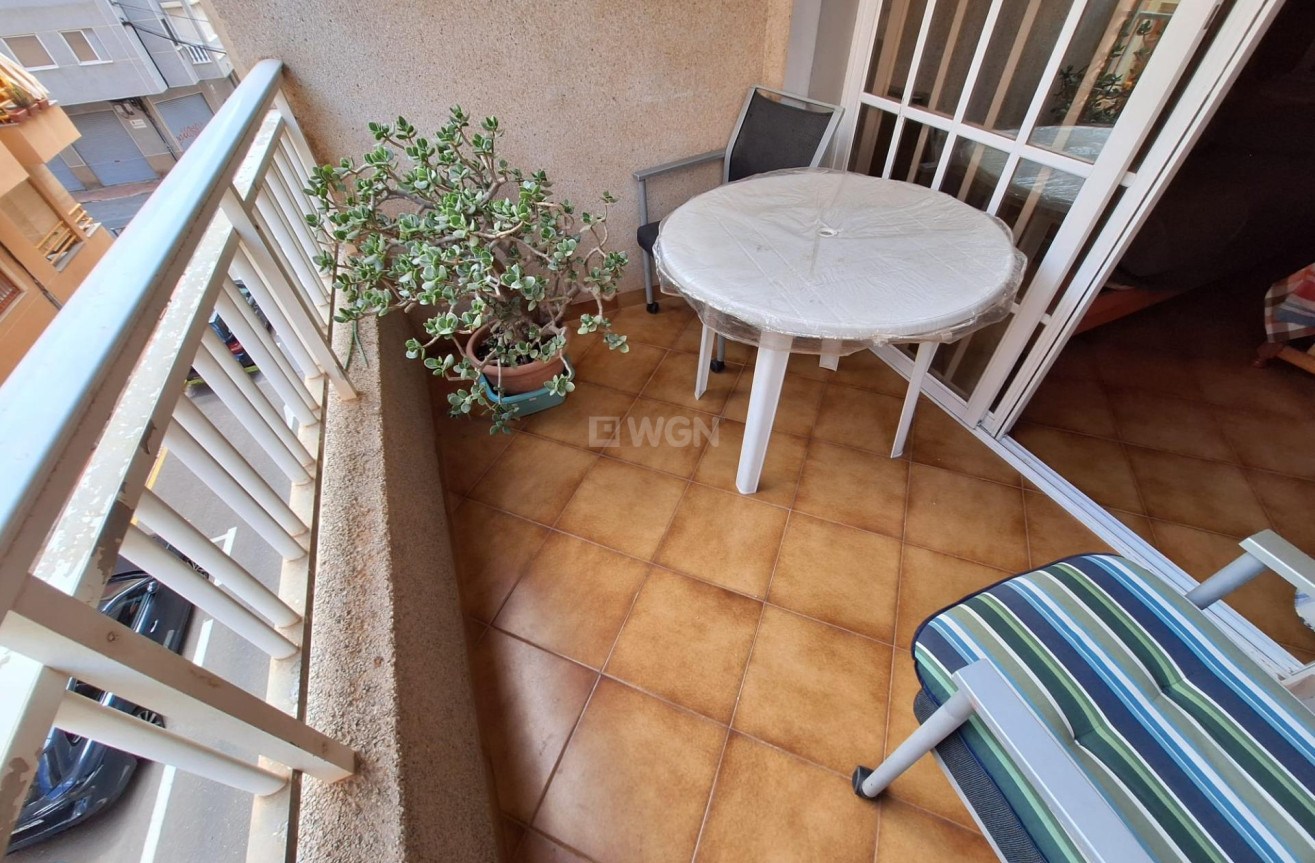 Odsprzedaż - Mieszkanie w bloku - Torrevieja - Playa de los Locos