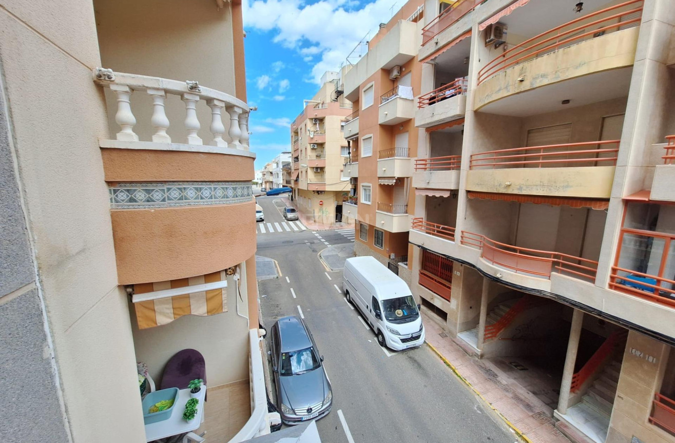 Odsprzedaż - Mieszkanie w bloku - Torrevieja - Playa de los Locos