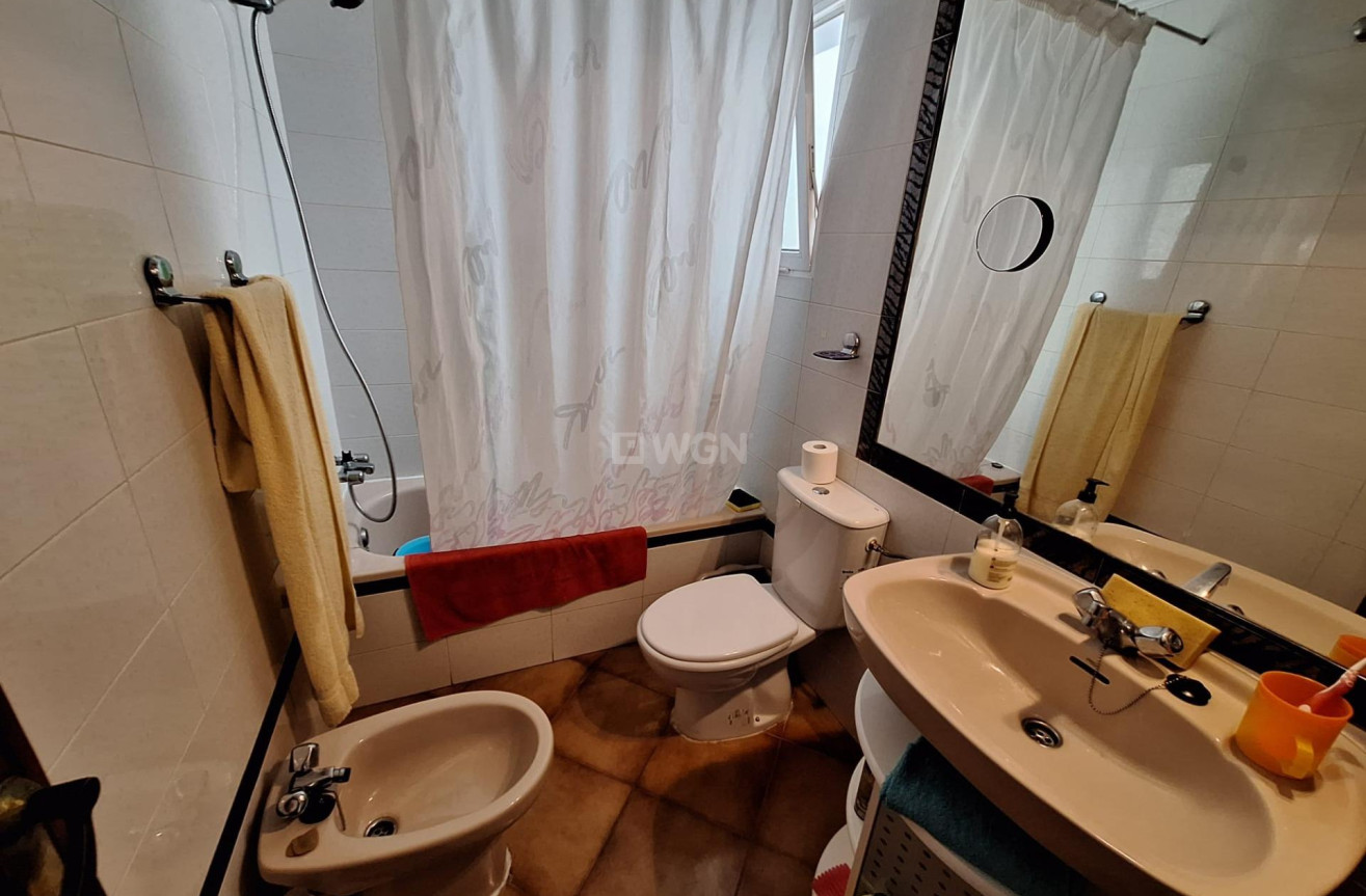 Odsprzedaż - Mieszkanie w bloku - Torrevieja - Playa de los Locos