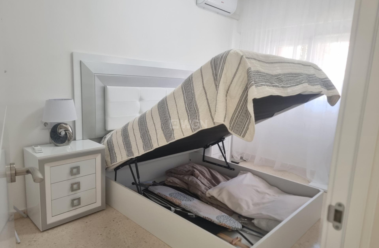 Odsprzedaż - Mieszkanie w bloku - Torrevieja - Playa de los Locos