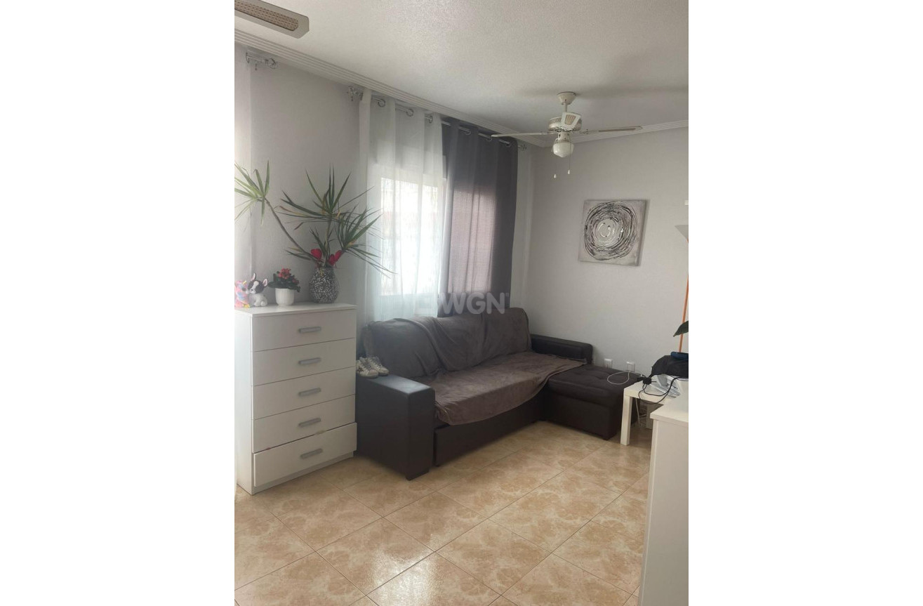 Odsprzedaż - Mieszkanie w bloku - Torrevieja - Playa de los Locos