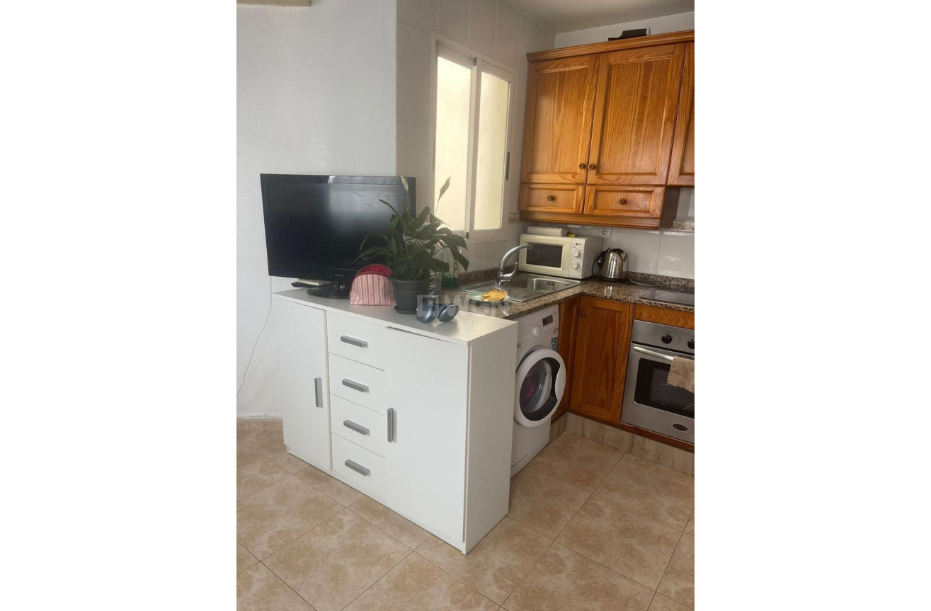 Odsprzedaż - Mieszkanie w bloku - Torrevieja - Playa de los Locos