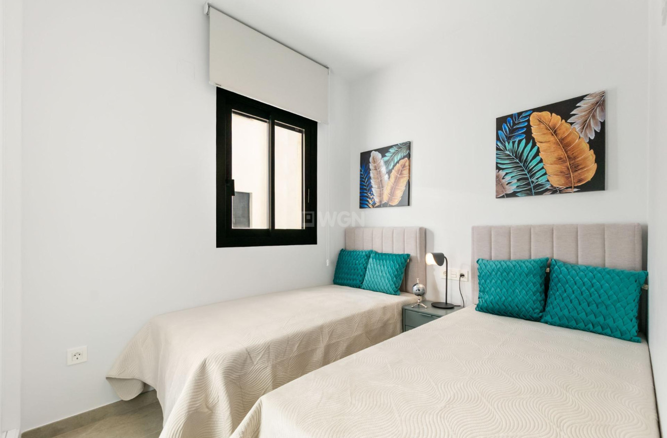 Odsprzedaż - Mieszkanie w bloku - Torrevieja - Playa del Cura
