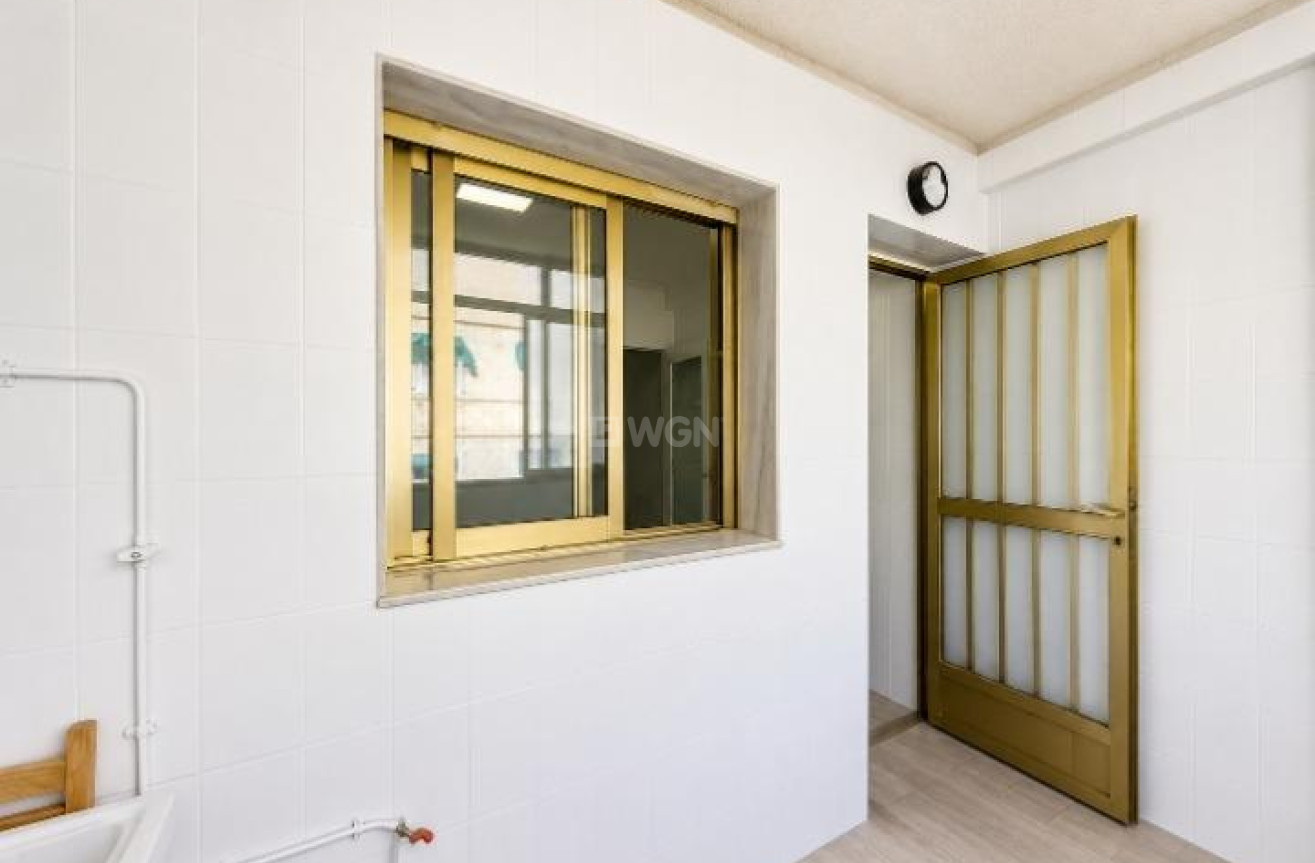 Odsprzedaż - Mieszkanie w bloku - Torrevieja - Acequion