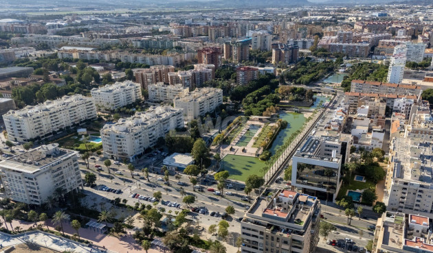 Nowy budynek - Daszek - Málaga - Parque del Oeste