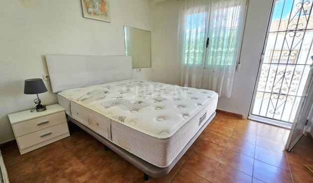 Odsprzedaż - Bungalow - Torrevieja - Nueva Torrevieja