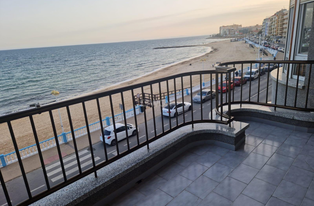 Odsprzedaż - Mieszkanie w bloku - Torrevieja - Playa de los Locos
