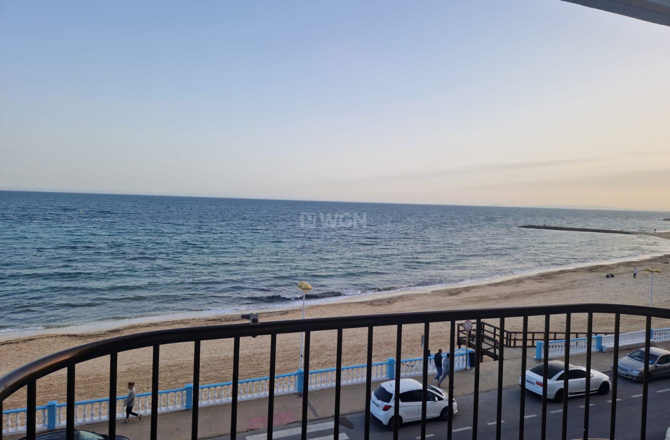 Odsprzedaż - Mieszkanie w bloku - Torrevieja - Playa de los Locos