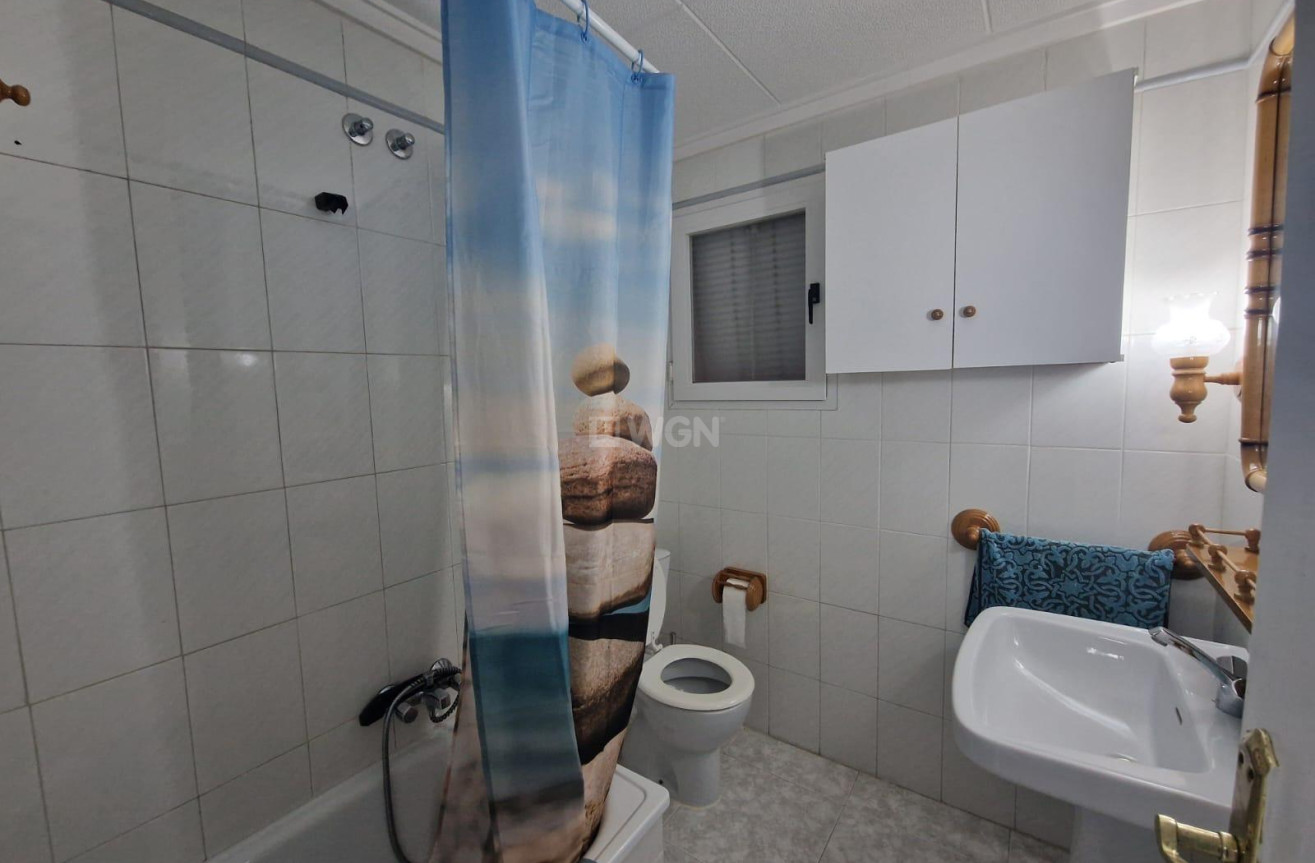 Odsprzedaż - Mieszkanie w bloku - Torrevieja - Playa de los Locos