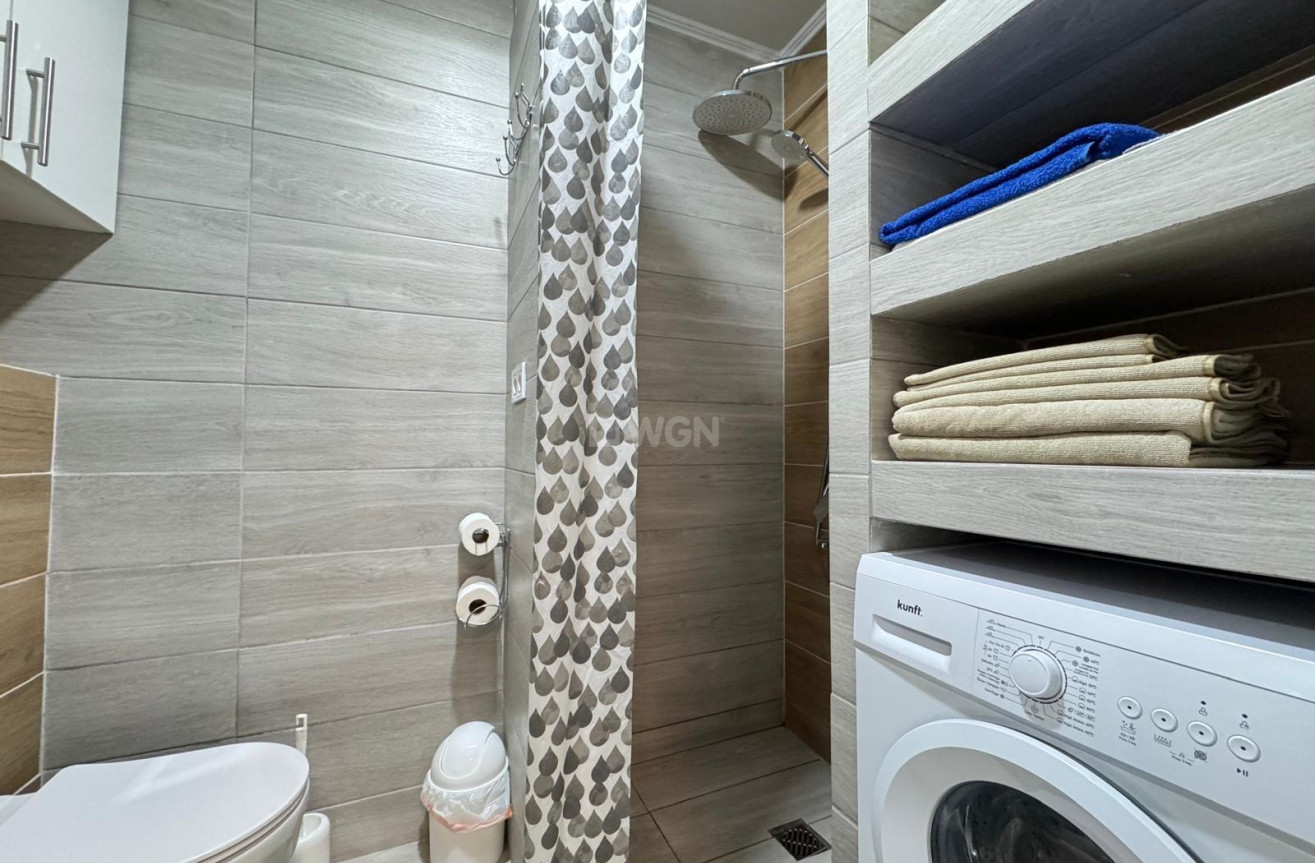 Odsprzedaż - Mieszkanie w bloku - Torrevieja - Playa del Cura