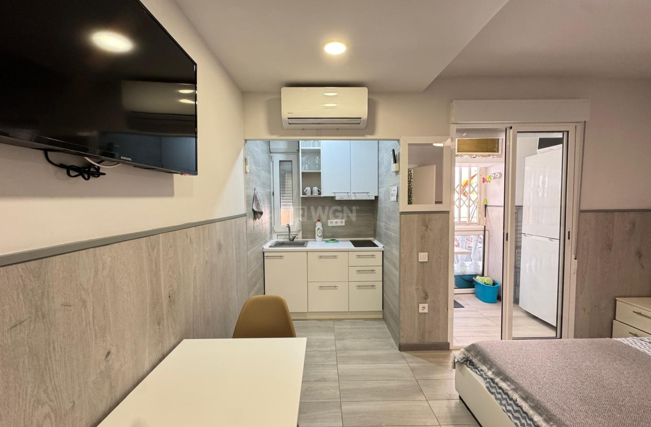 Odsprzedaż - Mieszkanie w bloku - Torrevieja - Playa del Cura